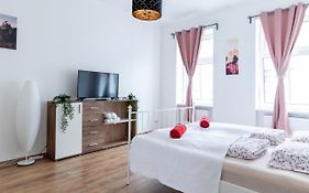 Comfortable, Specious Apartment With Inner Garden- Maerzstrasse Apartments